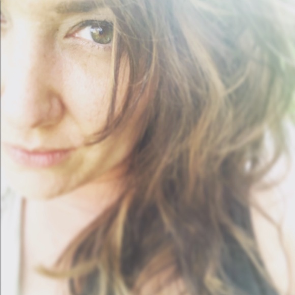 Meet your Posher, Casey✌🏼 - Picture 3 of 8